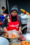 Мусульманский тайский кашевар женщины на стойле улицы на базаре Pattani Таиланде улицы еды стоковое изображение Мусульманский тайский кашевар женщины на стойле улицы на базаре Pattani Таиланде улицы еды стоковое изображение