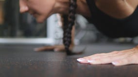 Мышечная молодая женщина делать нажимает поднимает в спортзале Атлетический работать девушки крытый Образ жизни разминки здоровый видеоматериал Мышечная молодая женщина делать нажимает поднимает в спортзале Атлетический работать девушки крытый Образ жизни разминки здоровый видеоматериал