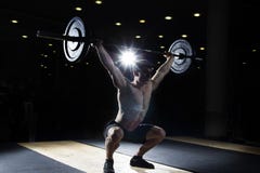 Мышечный человек делая тренировку crossfit в спортзале стоковое изображение Мышечный человек делая тренировку crossfit в спортзале стоковое изображение