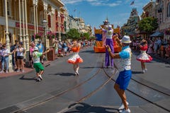 Мышь Mickey в параде торжества сюрприза Mickey и Минни на lightblue предпосылке неба на мире 1 Уолт Дисней стоковая фотография rf Мышь Mickey в параде торжества сюрприза Mickey и Минни на lightblue предпосылке неба на мире 1 Уолт Дисней стоковая фотография rf