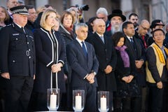 Мэр Sadiq Khan и должностные лица Лондона освещая свечи для дежурства стоковое изображение Мэр Sadiq Khan и должностные лица Лондона освещая свечи для дежурства стоковое изображение