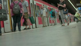 Мюнхен Bayern, Германия, Европа - 2-ое июля Общественный транспорт 2018 железных дорог Мюнхен Bayern, Германия, Европа - 2-ое июля Общественный транспорт 2018 железных дорог
