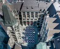 Мюнхен, ¼ MÃ nchen, вид с воздуха двора нового муниципалитета Neues Rathaus от верхней части, с рестораном стоковое фото Мюнхен, ¼ MÃ nchen, вид с воздуха двора нового муниципалитета Neues Rathaus от верхней части, с рестораном стоковое фото