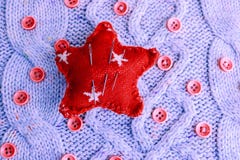 Мягкий теплый естественный свитер, ткани со связанной картиной пряжи и красные небольшие круглые кнопки для шить и пасмо красного стоковые фотографии rf Мягкий теплый естественный свитер, ткани со связанной картиной пряжи и красные небольшие круглые кнопки для шить и пасмо красного стоковые фотографии rf