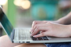 Мягкий фокус молодой женщины фрилансера работая используя ноутбук в кофейне, технике связи и деле стоковые фото Мягкий фокус молодой женщины фрилансера работая используя ноутбук в кофейне, технике связи и деле стоковые фото