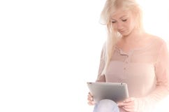 Мягкое изображение молодой женщины используя iPad стоковое фото Мягкое изображение молодой женщины используя iPad стоковое фото