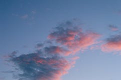 Мягкое пастельное голубое небо с розовыми облаками стоковые фото Мягкое пастельное голубое небо с розовыми облаками стоковые фото