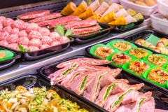 Мясник, отдел мяса Несколько продуктов показали в витрине стоковое изображение Мясник, отдел мяса Несколько продуктов показали в витрине стоковое изображение
