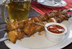 Мясо барбекю на протыкальнике с соусом и стеклом пива в стоковое фото rf Мясо барбекю на протыкальнике с соусом и стеклом пива в стоковое фото rf
