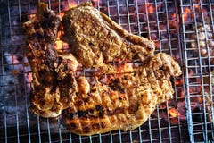 Мясо на гриле с пламенем bbq напольный стоковое фото rf Мясо на гриле с пламенем bbq напольный стоковое фото rf