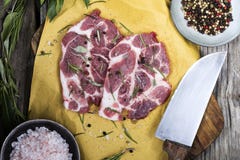 Мясо свинины на прерывая доске со специями стоковые изображения rf Мясо свинины на прерывая доске со специями стоковые изображения rf