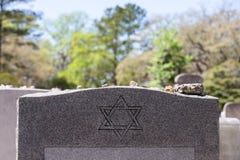 Надгробный камень в еврейском кладбище с звездой Дэвида и камня памяти стоковое фото Надгробный камень в еврейском кладбище с звездой Дэвида и камня памяти стоковое фото