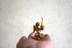 На ладони руки женщины потушенная свеча церков стоковые изображения На ладони руки женщины потушенная свеча церков стоковые изображения