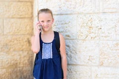 На открытом воздухе портрет говорить счастливой девушки 8-9 - летний по телефону стоковое фото На открытом воздухе портрет говорить счастливой девушки 8-9 - летний по телефону стоковое фото