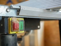 На переключателе предусматриванном с концом опилк вверх по съемке на таблице увидел, стоковые изображения rf На переключателе предусматриванном с концом опилк вверх по съемке на таблице увидел, стоковые изображения rf