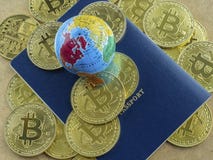 На предпосылке коричневых монеток Bitcoins картона, голубого паспорта, и глобуса Концепция финансовой независимости везде внутри стоковое изображение На предпосылке коричневых монеток Bitcoins картона, голубого паспорта, и глобуса Концепция финансовой независимости везде внутри стоковое изображение