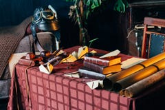 на таблице лежат шлем пилота, самолет игрушки сделанный из деревянных и домодельных самолетов сделанных из бумаги, и старые книги стоковое фото на таблице лежат шлем пилота, самолет игрушки сделанный из деревянных и домодельных самолетов сделанных из бумаги, и старые книги стоковое фото