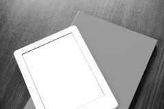 На таблице портативная книга eBook и бумаги стоковое фото На таблице портативная книга eBook и бумаги стоковое фото