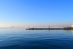 Набережная Thessaloniki, Греции Голубое море перед яхт-клубом стоковая фотография Набережная Thessaloniki, Греции Голубое море перед яхт-клубом стоковая фотография