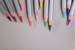 Набор карандашей на серой предпосылке иллюстрация штока Набор карандашей на серой предпосылке иллюстрация штока