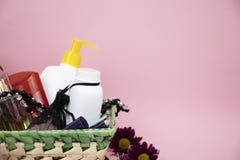 Набор косметик как подарок к женщине Подарок на 8-ое марта, день любовников или дня рождения стоковое фото Набор косметик как подарок к женщине Подарок на 8-ое марта, день любовников или дня рождения стоковое фото
