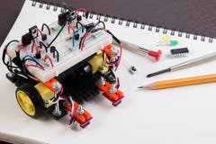 Набор СТЕРЖНЯ или DIY электронный, линия отслеживая идеи конкуренции робота стоковые фотографии rf Набор СТЕРЖНЯ или DIY электронный, линия отслеживая идеи конкуренции робота стоковые фотографии rf
