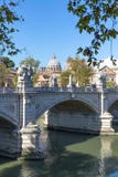 Наведите Vittorio Emanuele II перед базиликой ` s St Peter стоковые фотографии rf Наведите Vittorio Emanuele II перед базиликой ` s St Peter стоковые фотографии rf