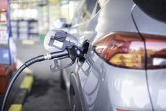 Нагнетая дизельное топливо нефти в автомобиле на бензоколонке стоковые фотографии rf Нагнетая дизельное топливо нефти в автомобиле на бензоколонке стоковые фотографии rf
