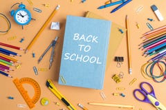 Назад к концепции школы с книгами и школьными принадлежностями на желтом цвете Стоковое Изображение RF Назад к концепции школы с книгами и школьными принадлежностями на желтом цвете Стоковое Изображение RF