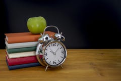 Назад к предпосылке школы с книгами и будильником над chalkb стоковое изображение Назад к предпосылке школы с книгами и будильником над chalkb стоковое изображение