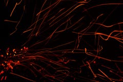 Накаленные докрасна линии искрятся на черной предпосылке стоковые изображения rf Накаленные докрасна линии искрятся на черной предпосылке стоковые изображения rf