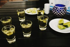 Напиток съемок текила мексиканский в Мехико стоковые фотографии rf Напиток съемок текила мексиканский в Мехико стоковые фотографии rf