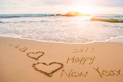 Напишите 2017 счастливых Новых Годов на пляже с сердцами стоковые фотографии rf Напишите 2017 счастливых Новых Годов на пляже с сердцами стоковые фотографии rf