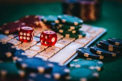 Наркомания покера онлайн Некоторые обломоки покера и несколько красный цвет dices на клавиатуре Держать пари на концепции интерне стоковое фото Наркомания покера онлайн Некоторые обломоки покера и несколько красный цвет dices на клавиатуре Держать пари на концепции интерне стоковое фото