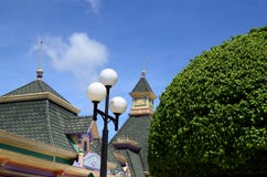 Настелите крышу верхний фасад тематического парка королевства Enchanted где местный и иностранный турист собирайтесь стоковые фото Настелите крышу верхний фасад тематического парка королевства Enchanted где местный и иностранный турист собирайтесь стоковые фото