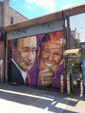 Настенная роспись Путин держа маску Дональд Трамп стоковые изображения Настенная роспись Путин держа маску Дональд Трамп стоковые изображения