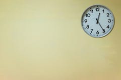 Настенные часы, концепция открытки или реклама текста стоковые фото Настенные часы, концепция открытки или реклама текста стоковые фото