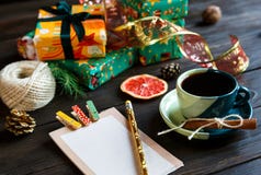 Настоящие моменты для друзей и семьи в апельсине и зеленой книге, блокноте, чашке кофе на деревянной предпосылке Шоппинг стоковое фото Настоящие моменты для друзей и семьи в апельсине и зеленой книге, блокноте, чашке кофе на деревянной предпосылке Шоппинг стоковое фото