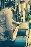 Настраивать и reapairs лыжи Работник магазина зимы делая низкопробный ремонт стоковая фотография rf Настраивать и reapairs лыжи Работник магазина зимы делая низкопробный ремонт стоковая фотография rf