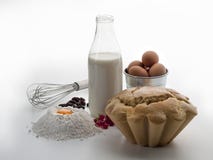 Натюрморт с бутылкой молока, муки, яя и торта 2 ремесленника стоковое изображение rf Натюрморт с бутылкой молока, муки, яя и торта 2 ремесленника стоковое изображение rf