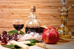 Натюрморт с кальяном, вином, венисой и помадками Стоковое фото RF Натюрморт с кальяном, вином, венисой и помадками Стоковое фото RF