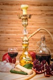 Натюрморт с кальяном, вином, венисой и помадками Стоковое Фото Натюрморт с кальяном, вином, венисой и помадками Стоковое Фото
