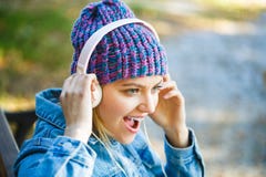 наушники девушки слушают нот к Слушать к нот Концепция мелодии осени большие детеныши женщины наушников жизнерадостно стоковое изображение наушники девушки слушают нот к Слушать к нот Концепция мелодии осени большие детеныши женщины наушников жизнерадостно стоковое изображение
