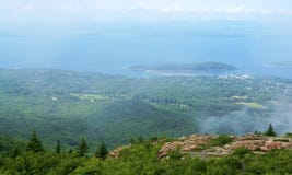 Национальный парк Acadia домашний к захватывающим естественным ландшафтам которые изобилуют с разнообразным разнообразием фауны и стоковые фотографии rf Национальный парк Acadia домашний к захватывающим естественным ландшафтам которые изобилуют с разнообразным разнообразием фауны и стоковые фотографии rf