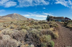 Национальный парк Teide, Тенерифе, Испания - 17-ое октября 2018: Вулканический ландшафт в Лос Roques de Garcia около вулкана Teid стоковое фото Национальный парк Teide, Тенерифе, Испания - 17-ое октября 2018: Вулканический ландшафт в Лос Roques de Garcia около вулкана Teid стоковое фото