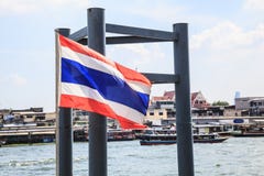 Национальный флаг Таиланда на пристани шлюпки с красивым взглядом лета предпосылки движения регулярного пассажира пригородных пое стоковое изображение rf Национальный флаг Таиланда на пристани шлюпки с красивым взглядом лета предпосылки движения регулярного пассажира пригородных пое стоковое изображение rf