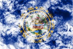 Национальный флаг штата США Нью-Хэмпширского внутри против серого дыма в день независимости в других цветах голубого красного цве стоковые фотографии rf Национальный флаг штата США Нью-Хэмпширского внутри против серого дыма в день независимости в других цветах голубого красного цве стоковые фотографии rf