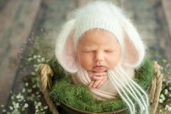 Начало жизни и счастливой fairy волшебной концепции детства 10-суточный старый усмехаясь newborn младенец спит на желтой предпосы стоковое фото Начало жизни и счастливой fairy волшебной концепции детства 10-суточный старый усмехаясь newborn младенец спит на желтой предпосы стоковое фото