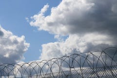 Небо с в форме сердц отверстием в облаке стоковое фото Небо с в форме сердц отверстием в облаке стоковое фото