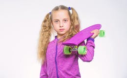 Небольшая девушка ослабляя после кататься на коньках Портрет маленькой девочки с пурпурным скейтбордом Ребенок хипстера с доской стоковые изображения rf Небольшая девушка ослабляя после кататься на коньках Портрет маленькой девочки с пурпурным скейтбордом Ребенок хипстера с доской стоковые изображения rf